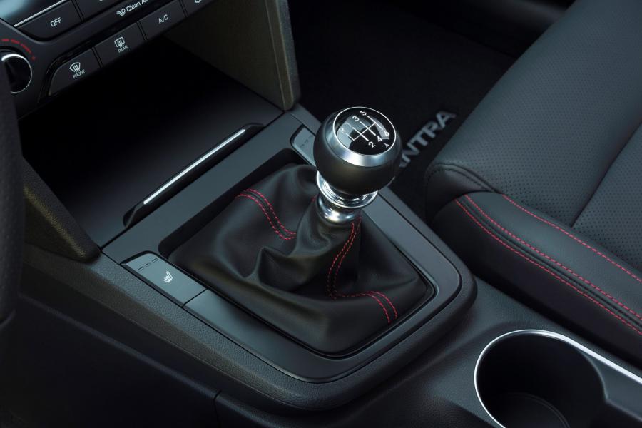 Детали интерьера Hyundai Elantra Sport 2016 года  (NA) (фото 6 из 41)
